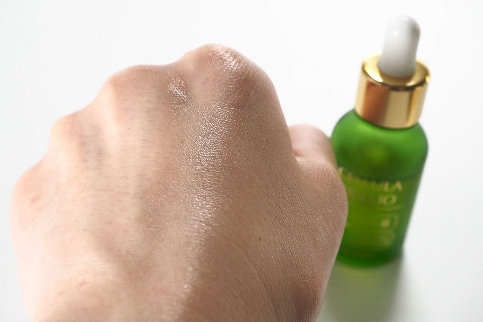 チェルラーブリリオと化粧水を塗った手