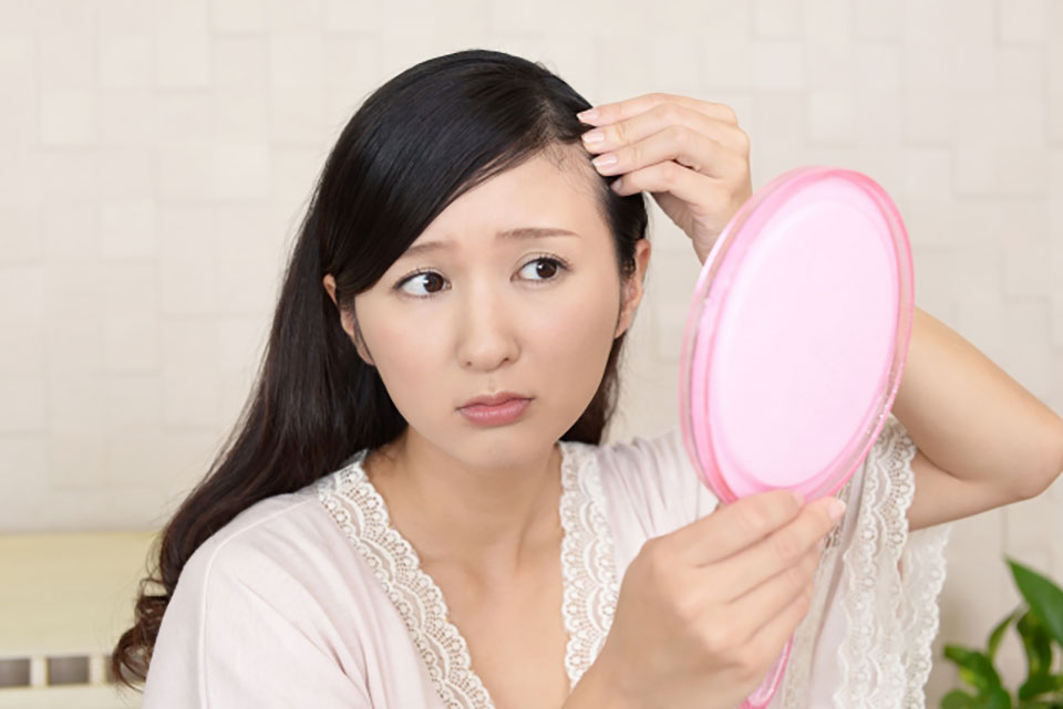 悩んでる女性の写真