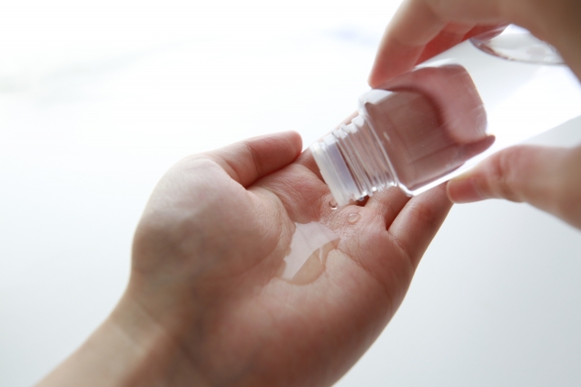 化粧水を手のひらにたっぷり出している写真