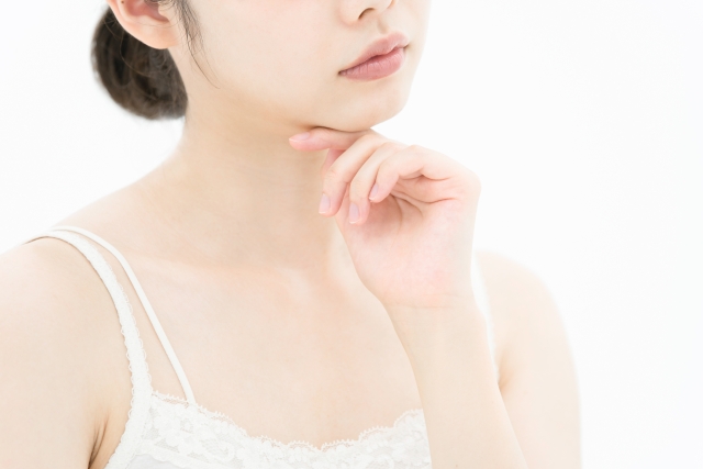 悩む女性の写真