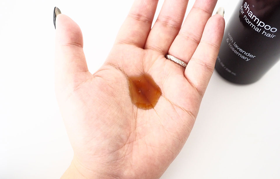 ジョンマスターシャンプーを手に出している画像