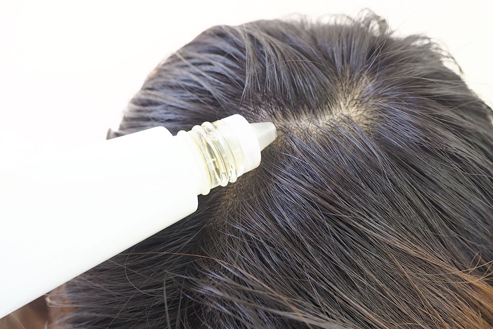 CA101と頭皮に塗布している写真