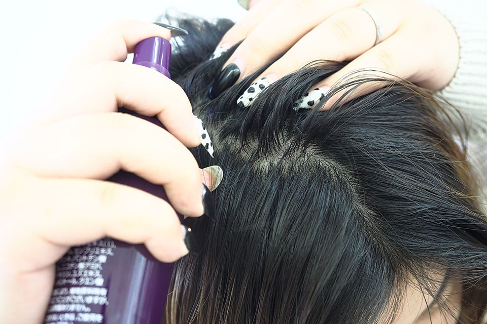 分け目をかえながら花蘭咲を塗布している画像