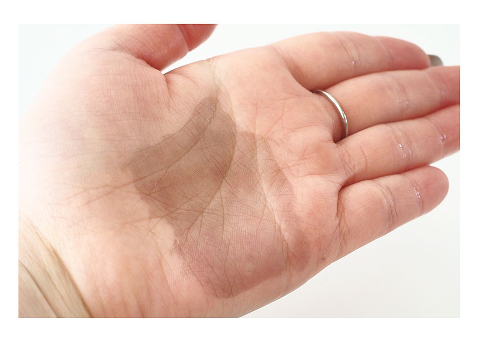 hanaカラーコンディショナーを手に付けた後の色残り写真