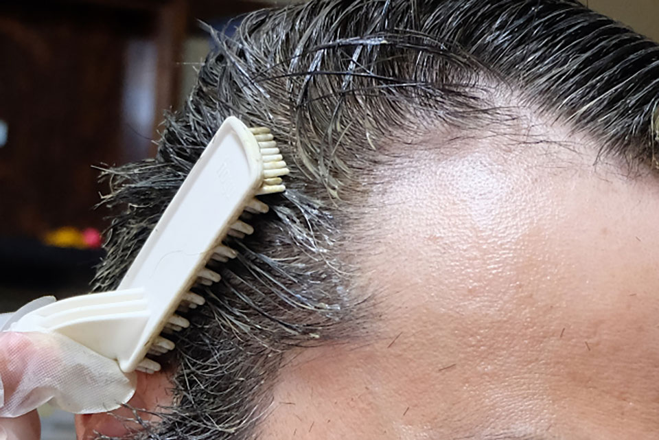 白髪を染めている男性