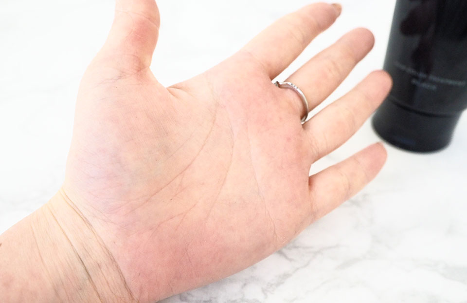 デイラルカラーを手に出して洗い終わった画像