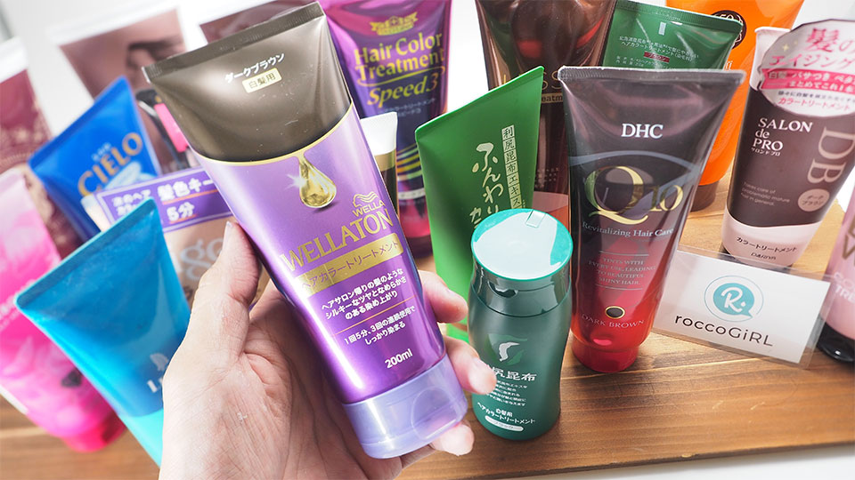 ドラッグストア白髪染めトリートメントを選んでいるシーン