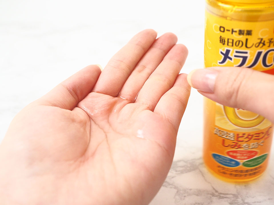 メラノCCを手のひらに出している写真