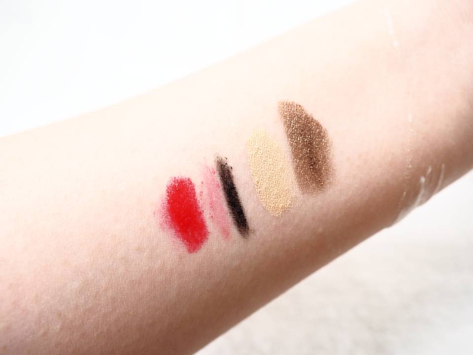 手にメイク用品を塗っている写真