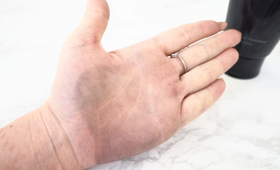 デイラルカラーを手に出して水で流した画像