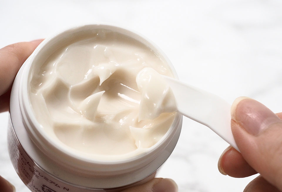 トリニティーラインクリーム掬う写真