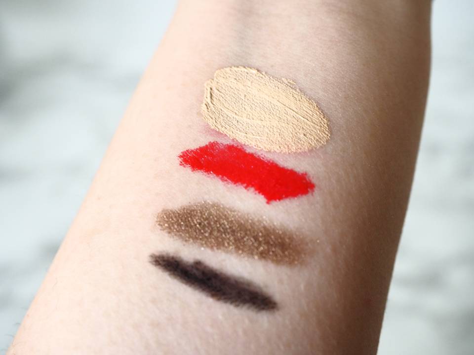 腕にメイクをしている画像