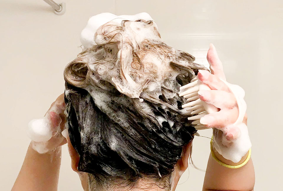 haruシャンプーとシャンプーブラシを使用している写真