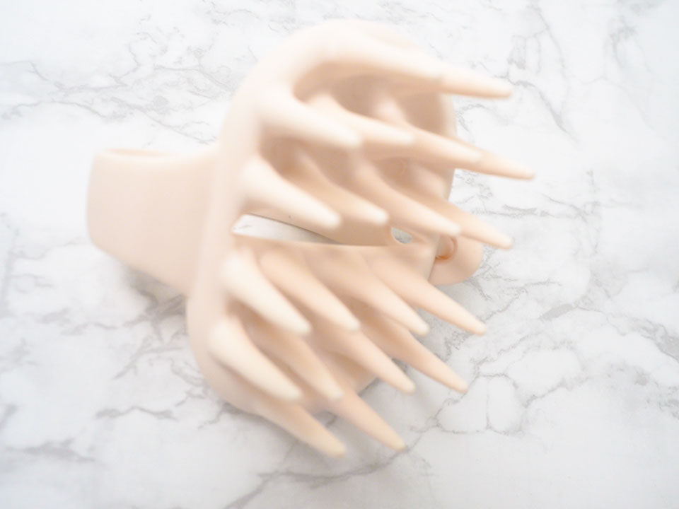 haruシャンプーとシャンプーブラシを使用している写真