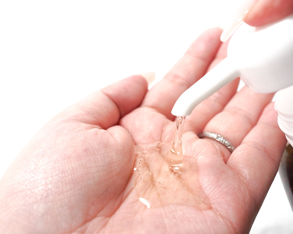 haruシャンプーを手に出している写真