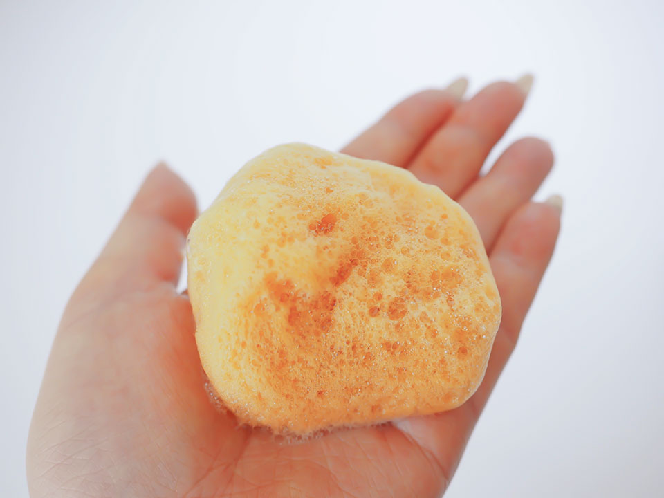 ハリエッタカラーシャンプーの泡を手に出している写真