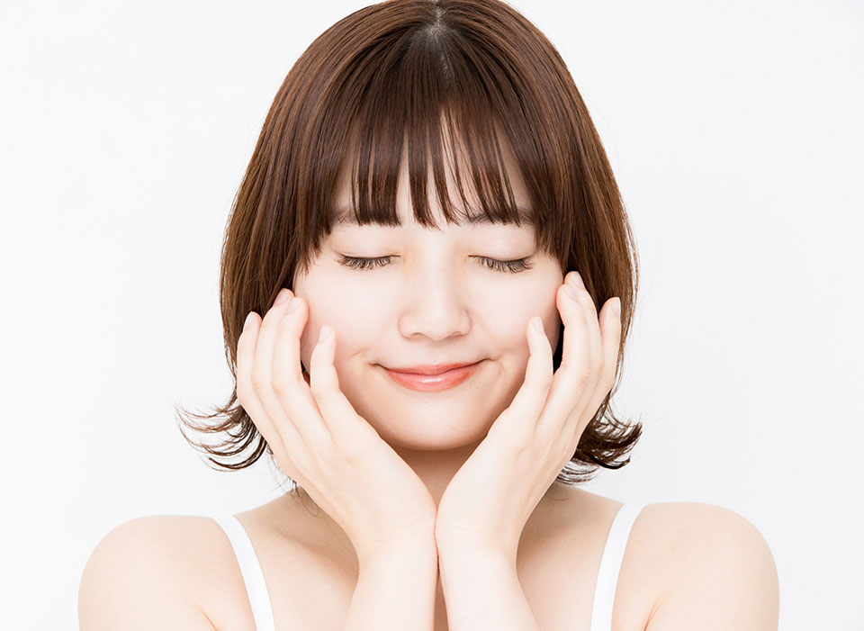 美容液を肌に浸透させる女性