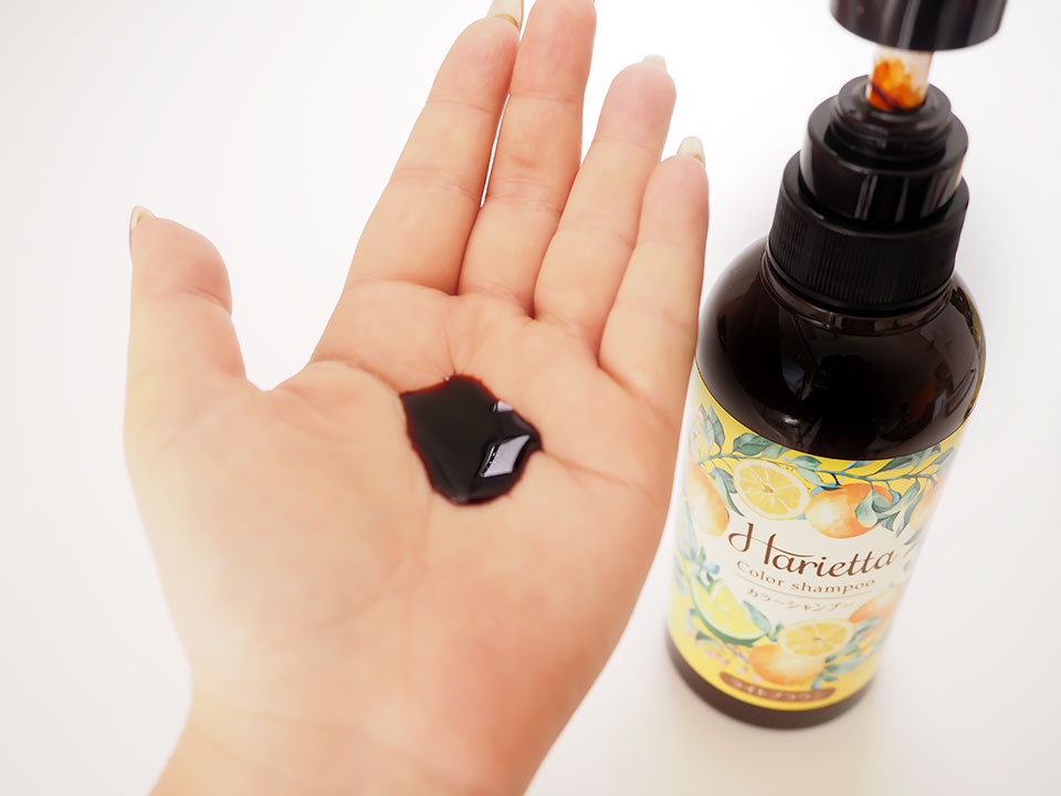 ハリエッタカラーシャンプーを手に広げている写真