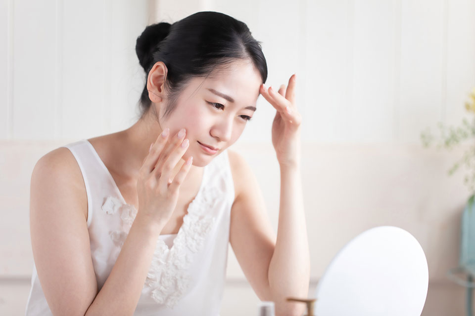 肌トラブルに悩む女性の写真