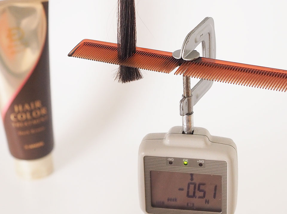 レセ カラートリートメントでの染毛白髪をデジタルフォースゲージで測定中