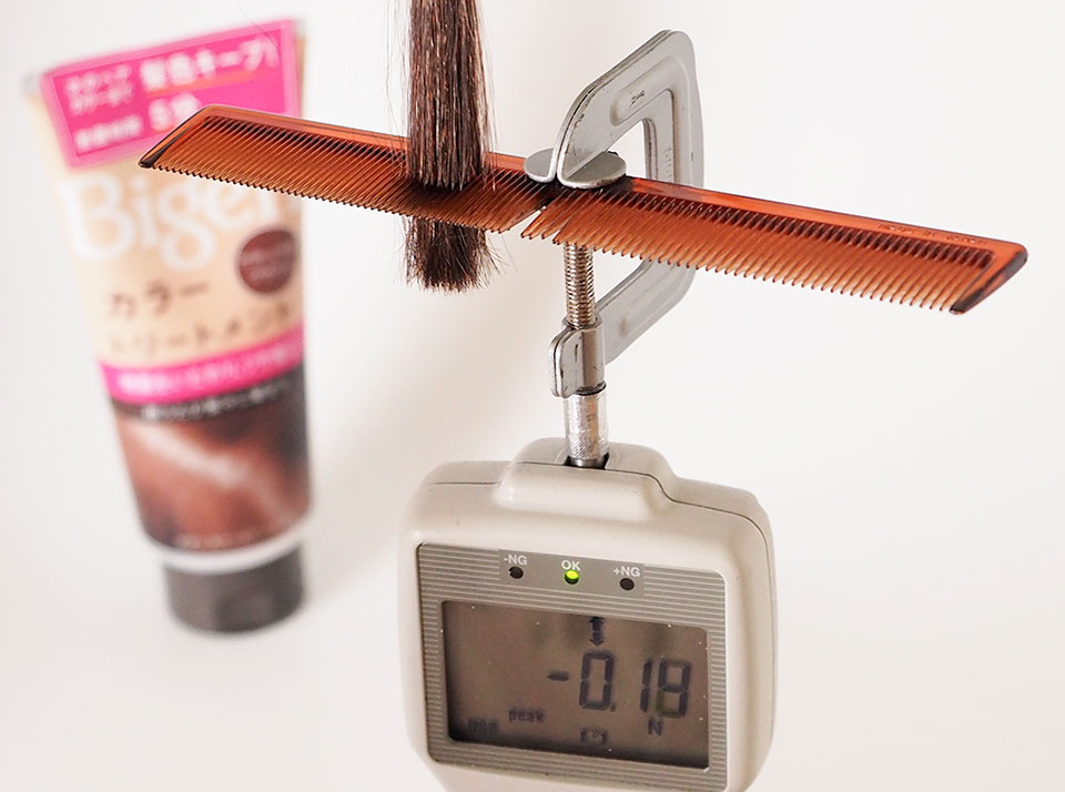ビゲンカラートリートメントでの染毛白髪をデジタルフォースゲージで測定中
