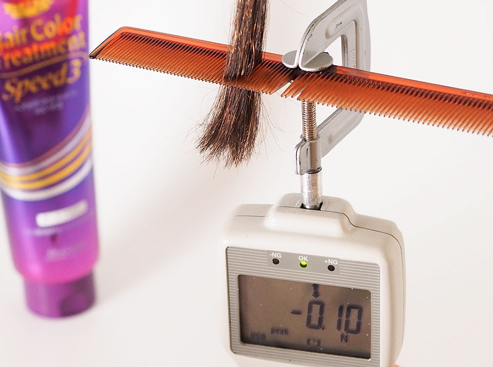 ドクターシーラボ白髪染めトリートメントでの染毛白髪をデジタルフォースゲージで測定中