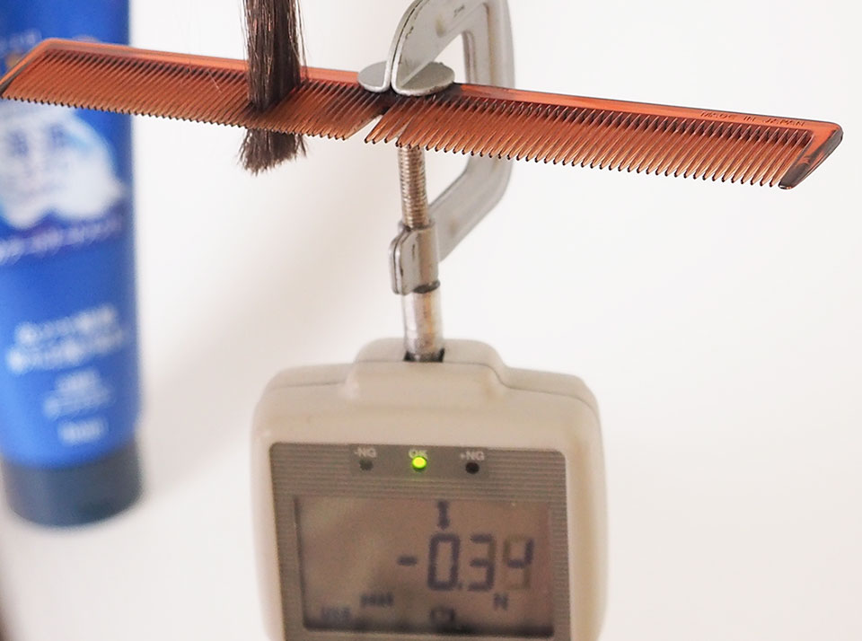 シエロカラートリートメントでの染毛白髪をデジタルフォースゲージで測定中