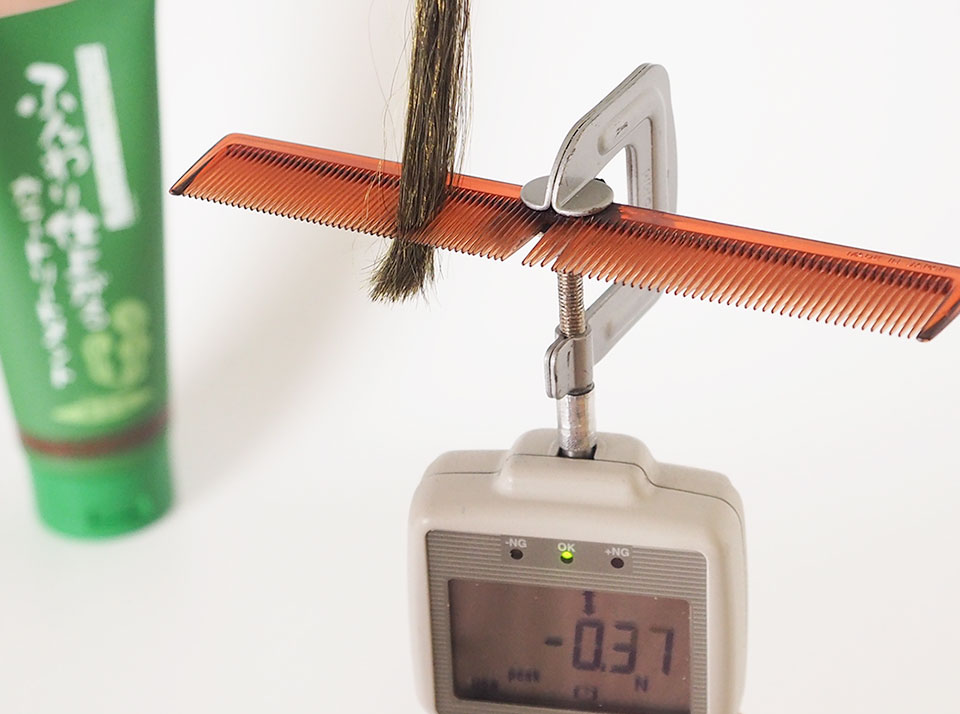 サロンドプロ カラートリートメントでの染毛白髪をデジタルフォースゲージで測定中