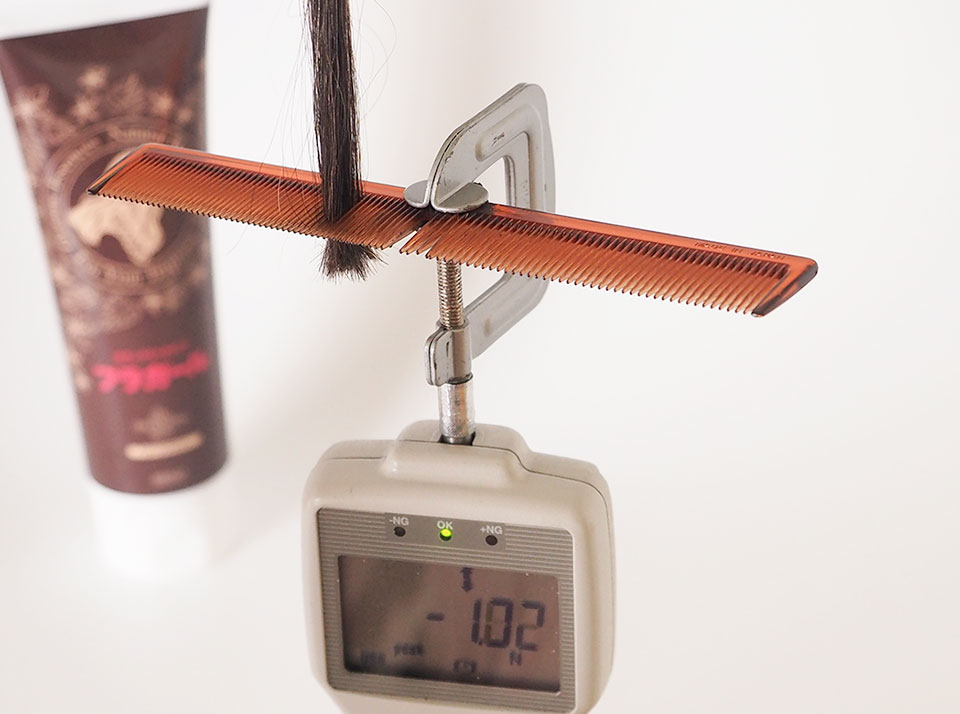 フラガール カラートリートメントでの染毛白髪をデジタルフォースゲージで測定中