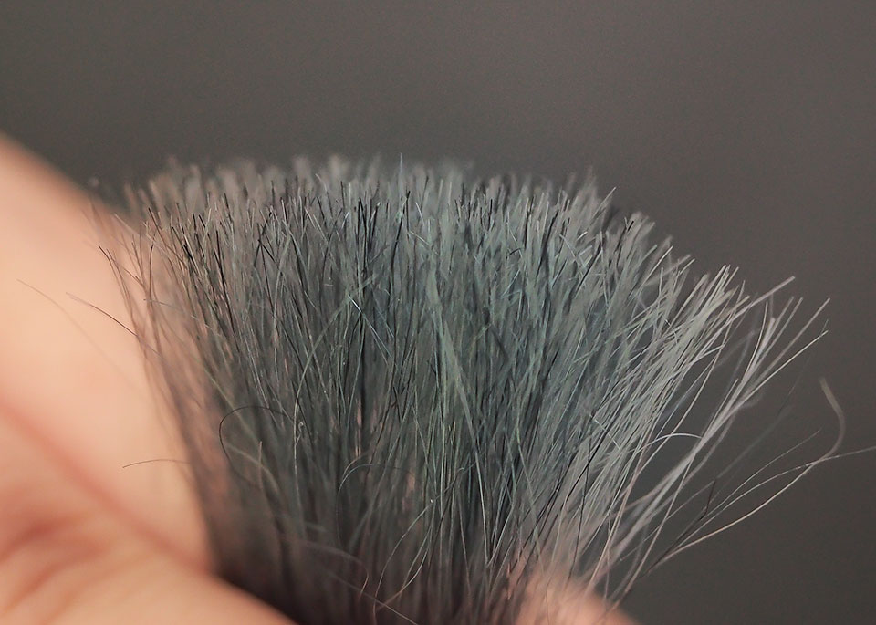 OMOTEOプレミアムカラーシャンプーの染毛毛束と商品の写真