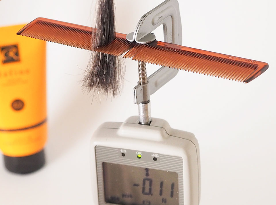 レフィーネ カラートリートメントをデジタルフォースゲージで測定中