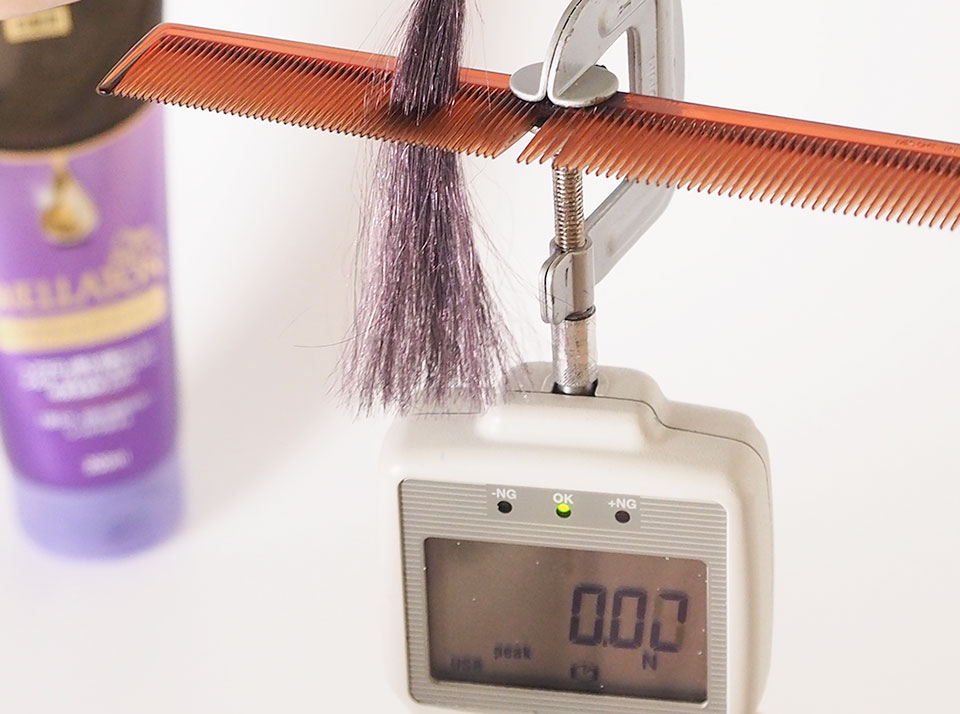 うウエラトーンカラートリートメントでの染毛白髪をデジタルフォースゲージで測定中