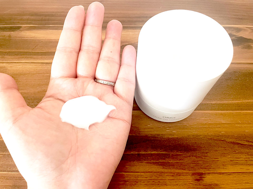 オルビスオフクリームを手に持っている画像