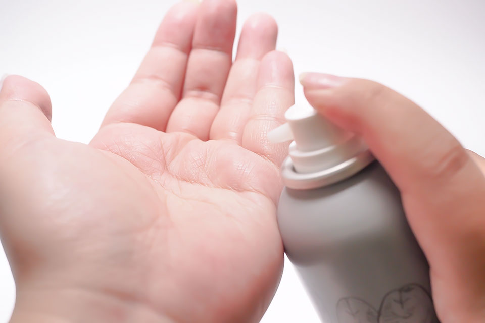 肌ナチュールシャンプーを手に出そうとしている写真