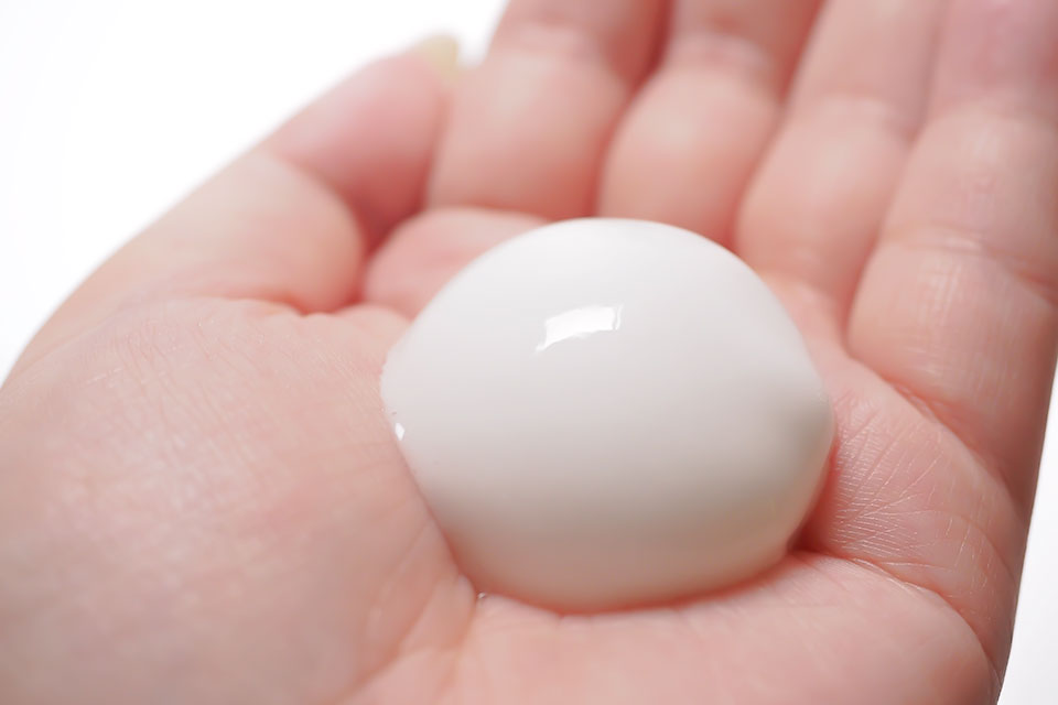 肌ナチュールシャンプーを手に出している写真