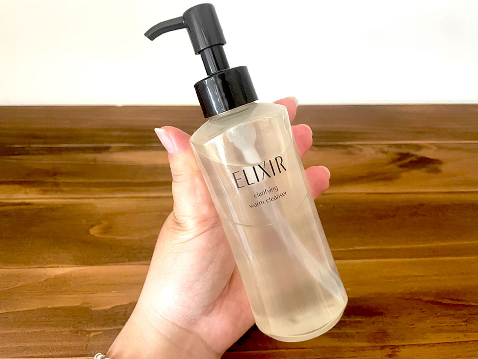 エリクシールホットクレンジングを手に持っている画像