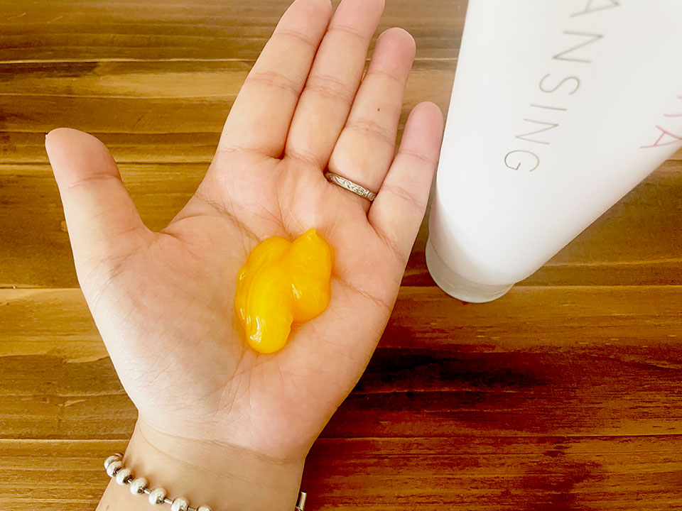 マナラホットクレンジングを手に出している画像