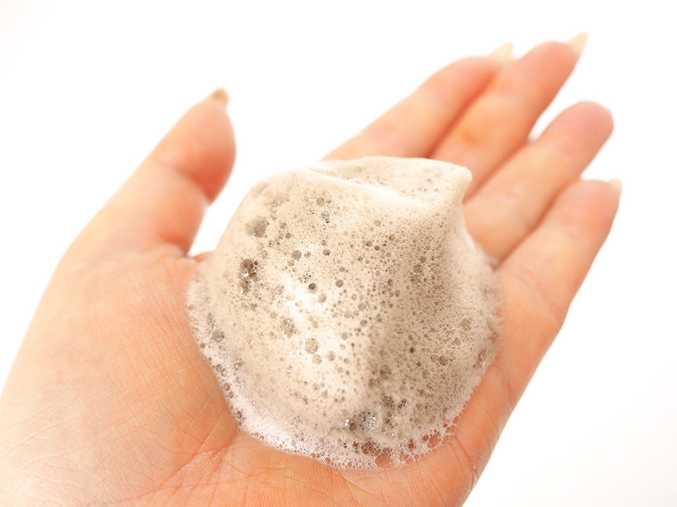 ディアエイジQ10カラーシャンプーの泡を手に出している写真