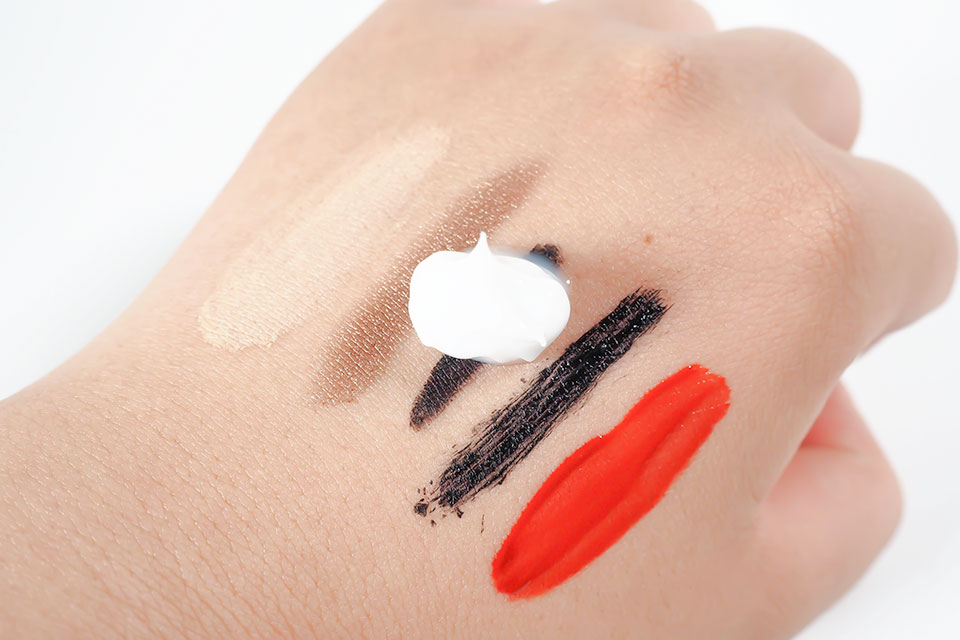 手にクレンジングクリームを乗せている写真