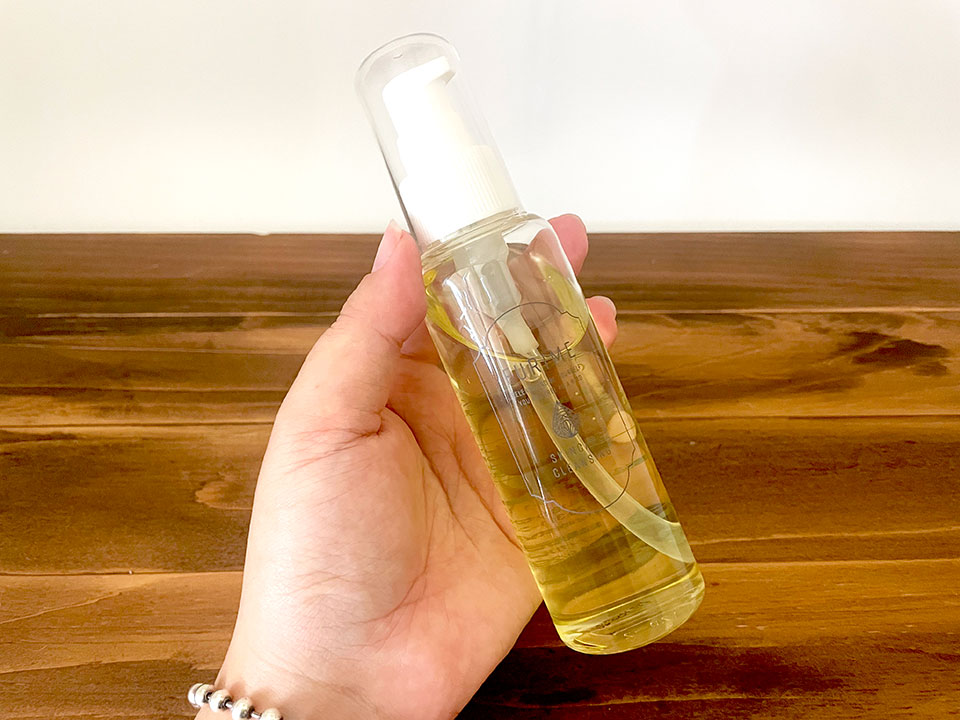 フリミークレンジングを手に持っている画像