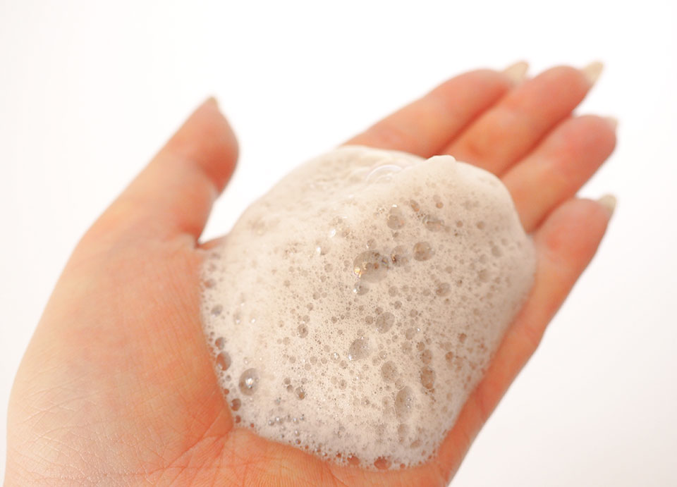 ディアエイジQ10カラーシャンプーの泡を手に出している写真