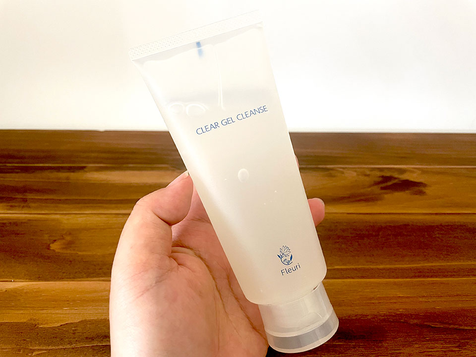 フルリクレンジングを手に持っている画像