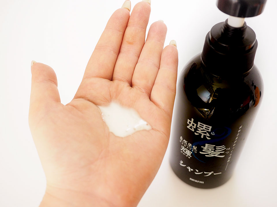 螺髪を手に広げている写真