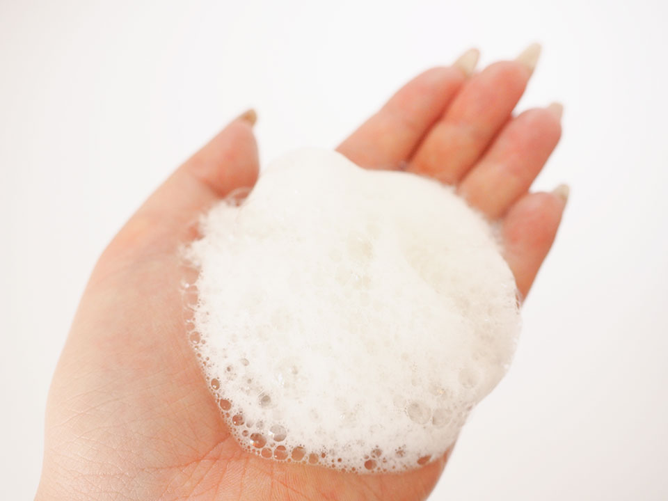 螺髪の泡を手に出している写真