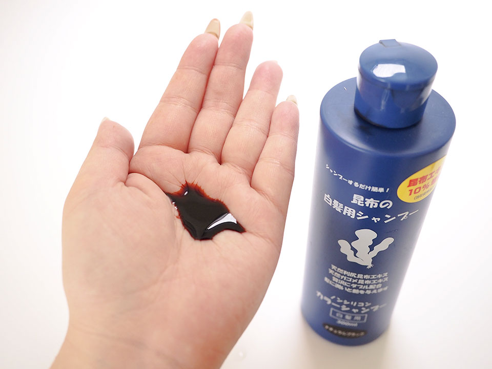 昆布の白髪用シャンプーを手に広げている写真