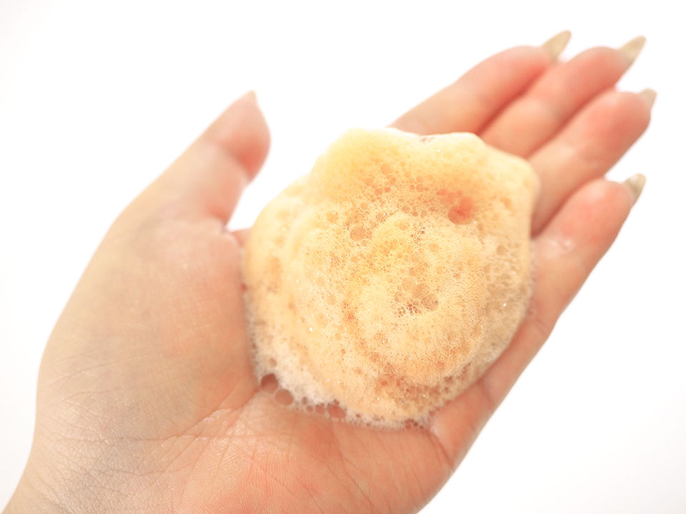 昆布の白髪用シャンプーの泡を手に出している写真