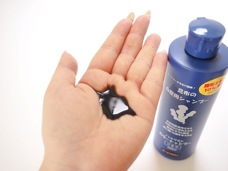 昆布の白髪用シャンプーを手に広げている写真