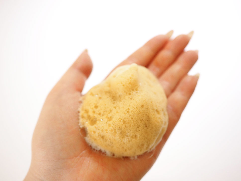 昆布の白髪用シャンプーの泡を手に出している写真