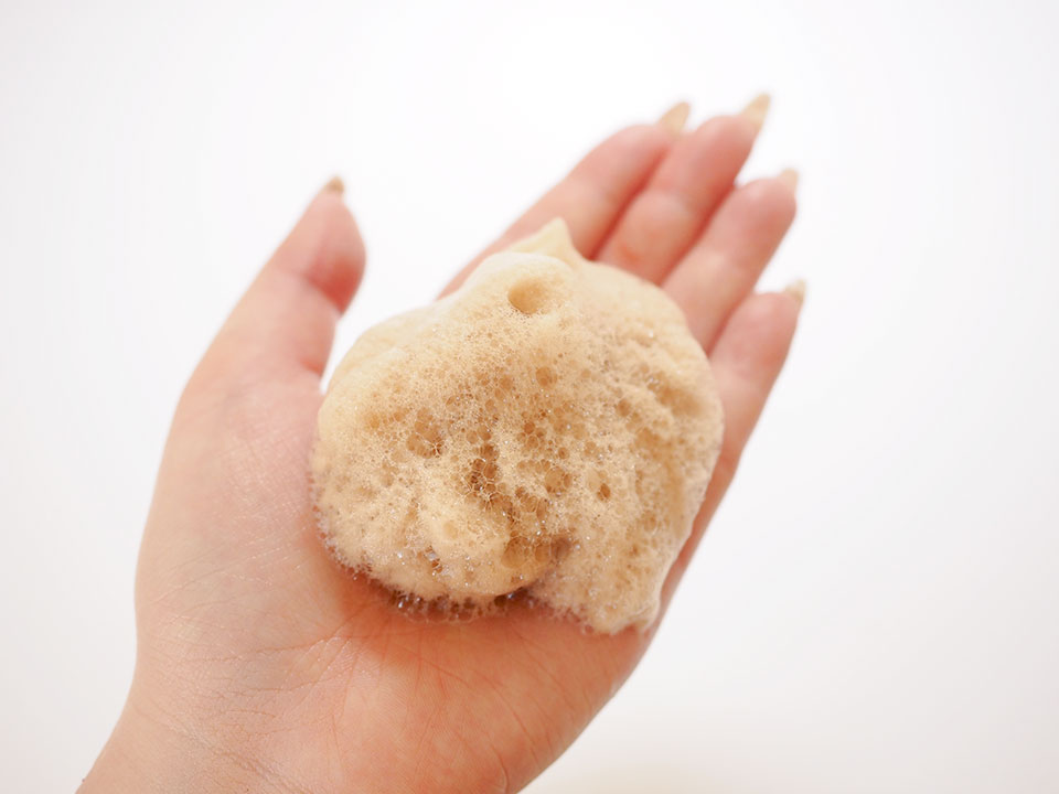 サロンドプロナチュラルグレイッシュの泡を手に出している写真