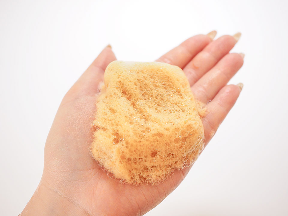 サロンドプロナチュラルグレイッシュの泡を手に出している写真